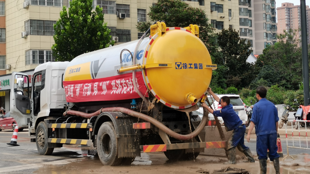 云顶集团吸污车驰援郑州特大暴雨
