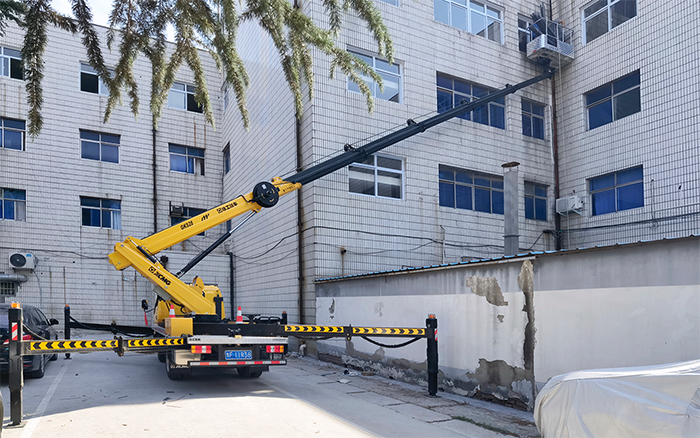 云顶集团GKS28D高空作业车为楼宇外立面高效精准施工