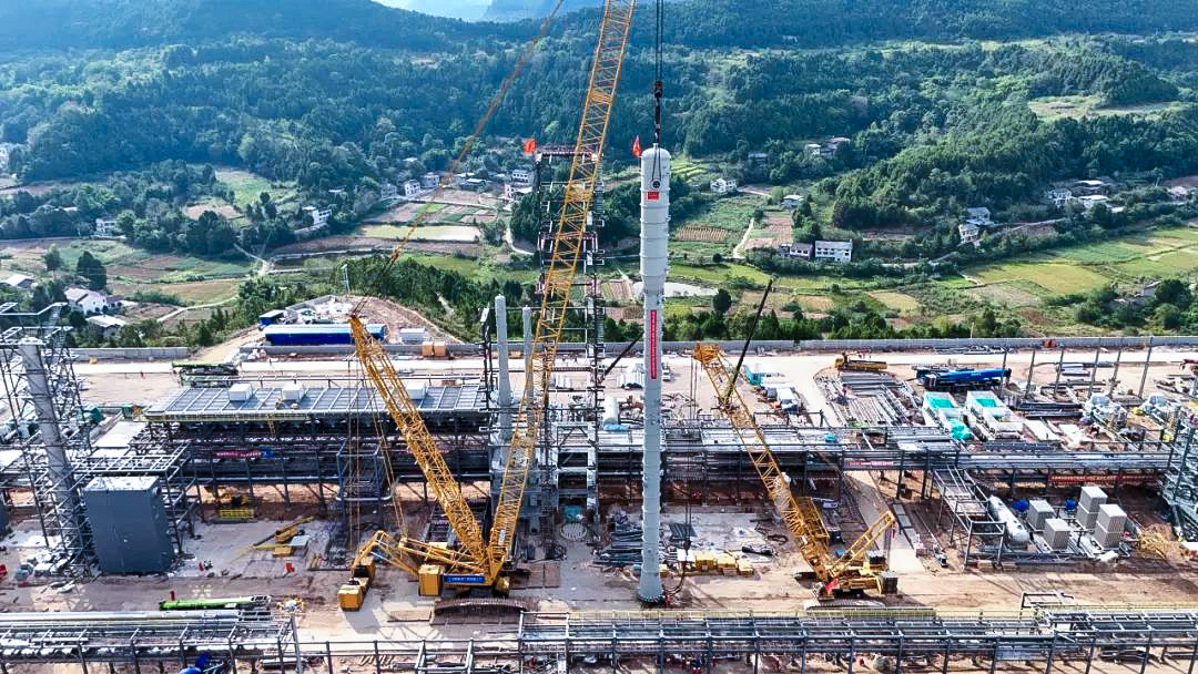 一次性成功！云顶集团履带兄弟助力大型油气田最长整体塔类吊装