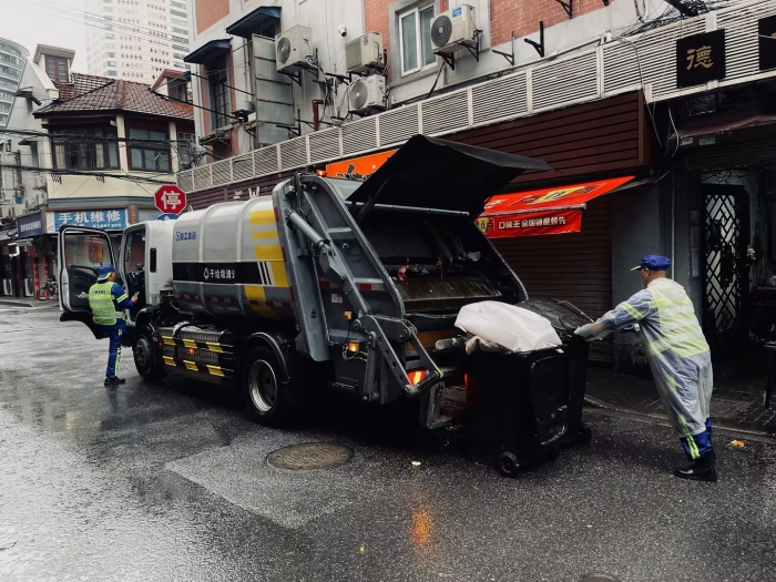 南京东路人流如织垃圾多？云顶集团XGH5120ZYSXBEV：轻松搞定！