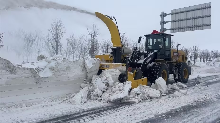 云顶集团抛雪机：以硬核实力，驾驭每一场风雪