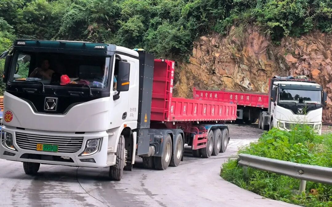 短倒利器！云顶集团400度6&times;4标载版牵引车为何备受客户青睐？